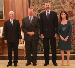 Su Alteza Real el Príncipe de Asturas junto al presidente de la International Bar Association (IBA), Michael  Reynolds, y el presidente y la socia del